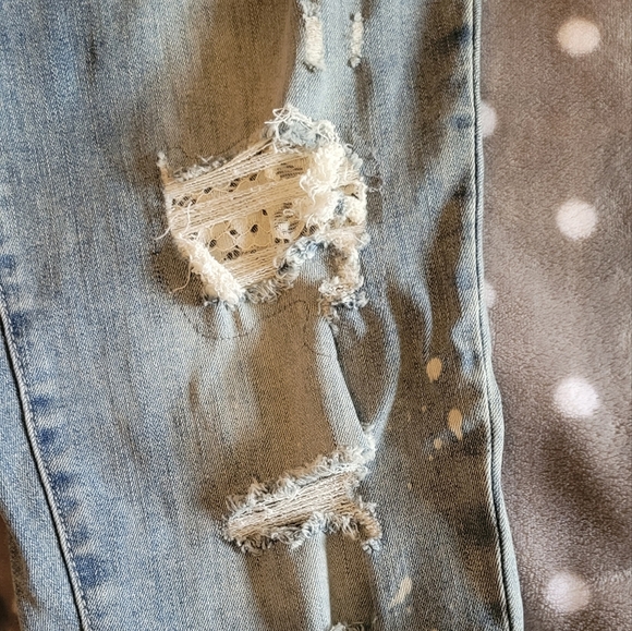 Lace detail distressing jeans - Picture 3 of 7